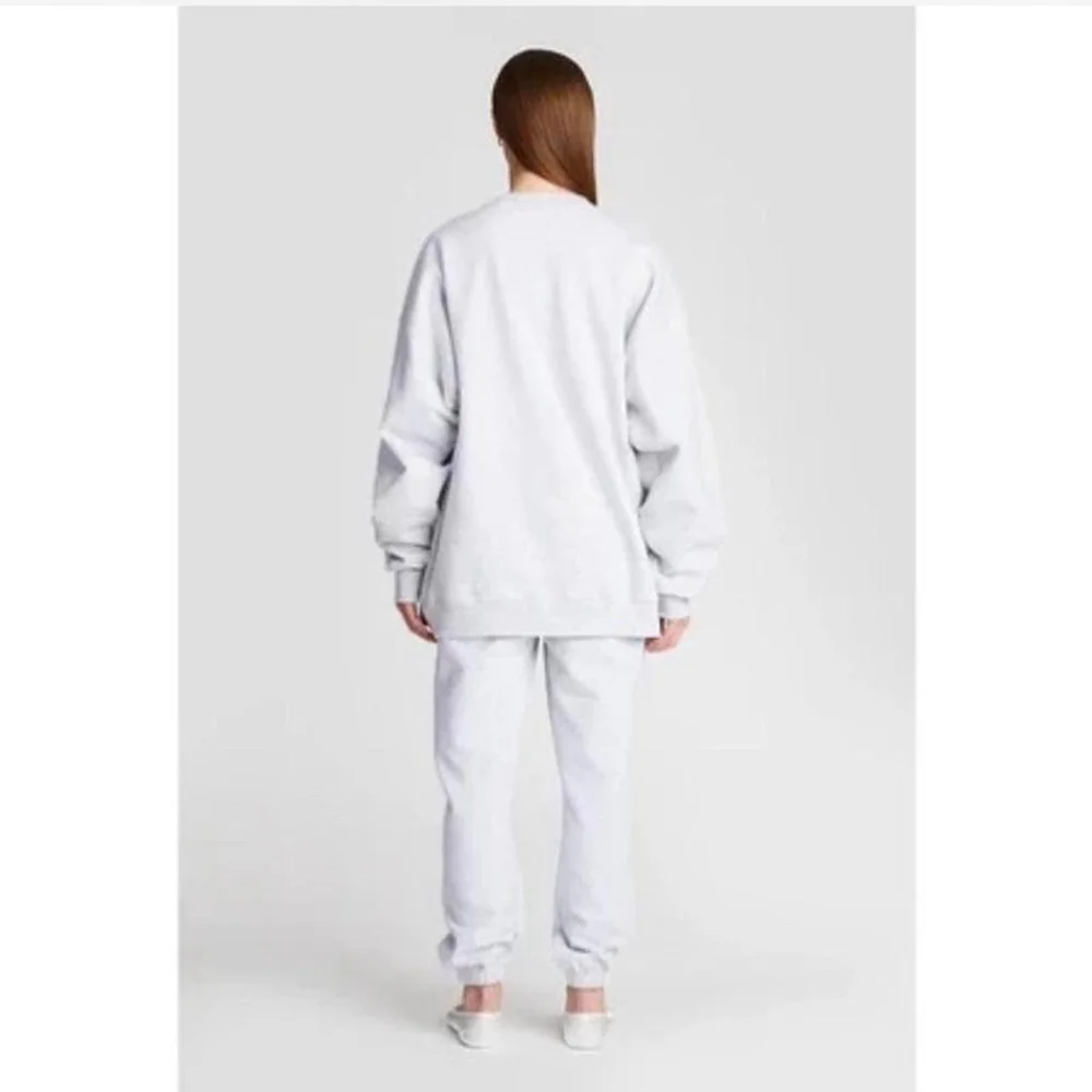 This is a pre-owned women's "THE BAR" sweatshirt in light heather grey, size L - Picture 3 of 8